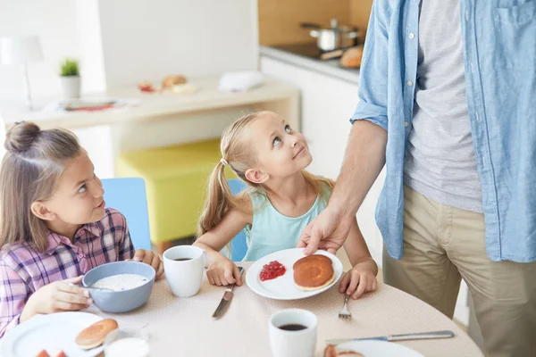 Adorable Niña Mirando Papá Poniendo Plato Con Dos Panqueques Mermelada — Foto de Stock