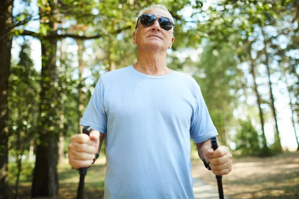 Hombre Activo Senior Gafas Sol Camiseta Trekking Solo Entorno Natural — Foto de Stock