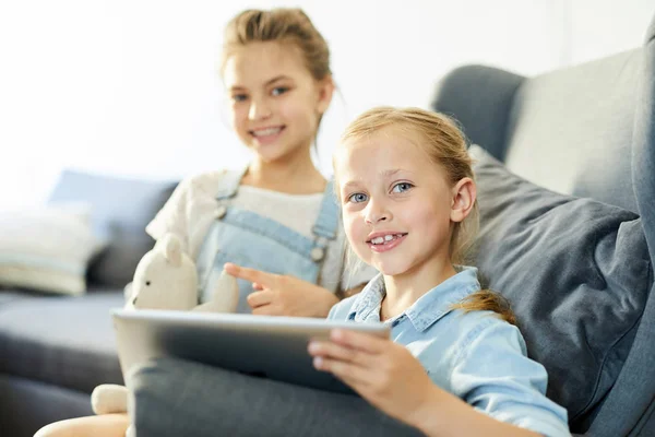 Happy Siblings Sitting Sofa Playing Browsing Net While Staying Home — Stock Photo, Image