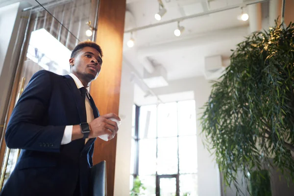 Empresario Afroamericano Confiado Serio Traje Costoso Que Sostiene Ordenador Portátil — Foto de Stock