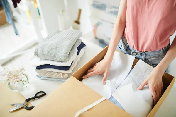 Junge Frau Wickelt Neue Kleidungsstücke Für Kunden Spezialpapier Ein Und — Stockfoto