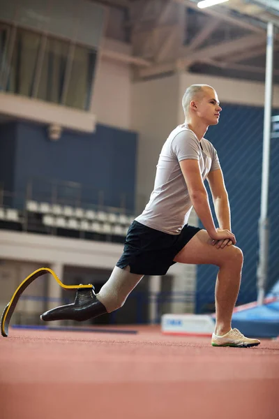 Junger Aktiver Mann Mit Prothese Rechten Bein Macht Dehnübungen Während — Stockfoto
