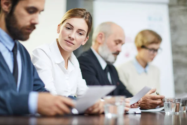 Jonge Zakenvrouw Kijkt Naar Papier Handen Van Collega Terwijl Het — Stockfoto