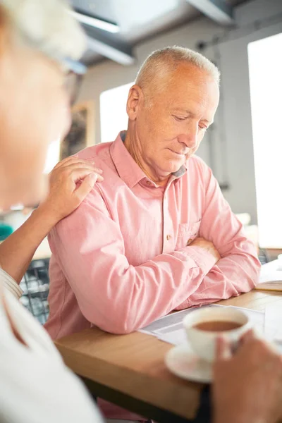 Mujer Anciana Apoyando Hombre Triste Problemas Durante Reunión Trabajo Cafetería — Foto de Stock