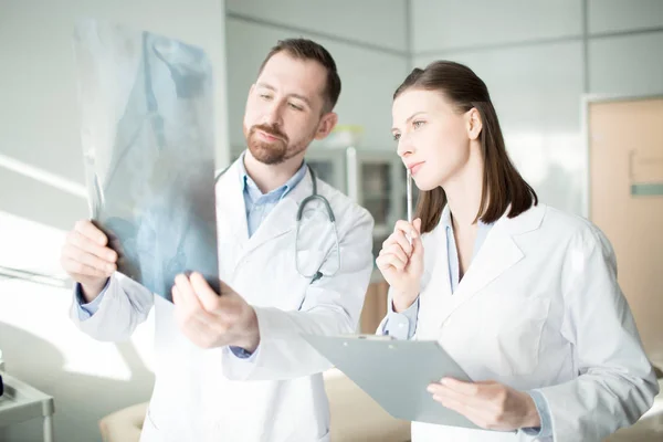 Manlig Radiolog Visar Hans Assistent Röntgenbild Patienterna När Arbetar Kliniker — Stockfoto