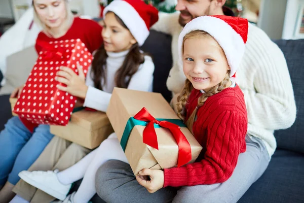 Lächelndes Kleines Mädchen Mit Geschenkbox Auf Den Knien Des Vaters — Stockfoto