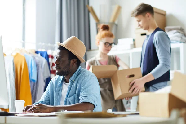 Ung Afro Amerikansk Designer Nätverk Framför Datorskärm Medan Hans Kollegor — Stockfoto