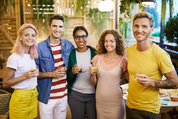 Cinco Felices Amigos Casuales Con Bebidas Fila Cafetería Haciendo Tostadas —  Fotos de Stock