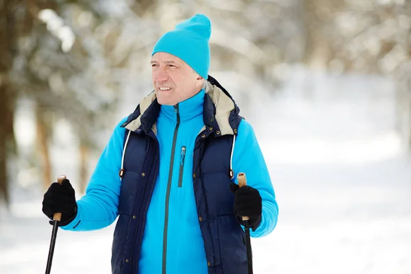 Senior Aktiva Mannen Med Pinnar Skidåkning Vintern Skog Fritid Och — Stockfoto