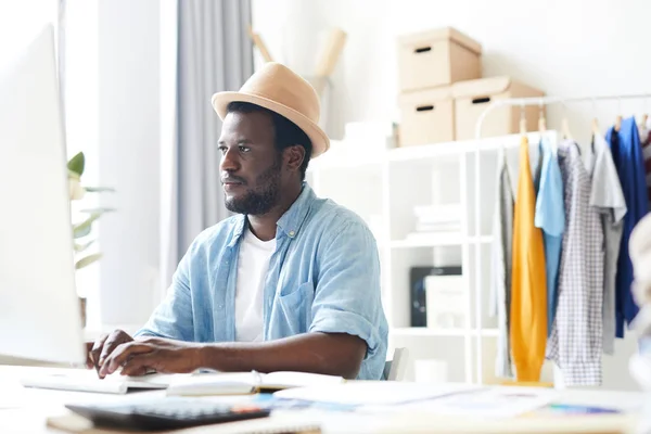 Joven Africano Elegante Hombre Sentado Mesa Escribiendo Teclado Mirando Pantalla — Foto de Stock