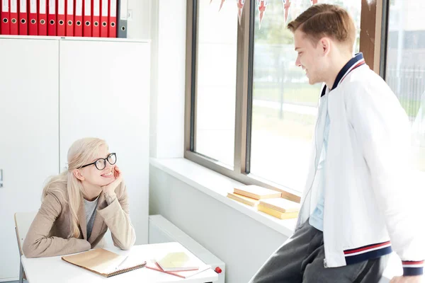 Felice Giovani Studenti Casuali Discutono Piani Serali Pausa Tra Lezioni — Foto Stock