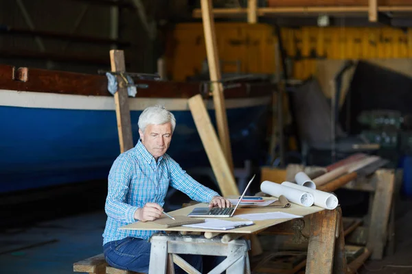 Vezető Mérnök Elhelyezés Mellett Workplace Előtt Ból Laptop Látszó Vázlat — Stock Fotó