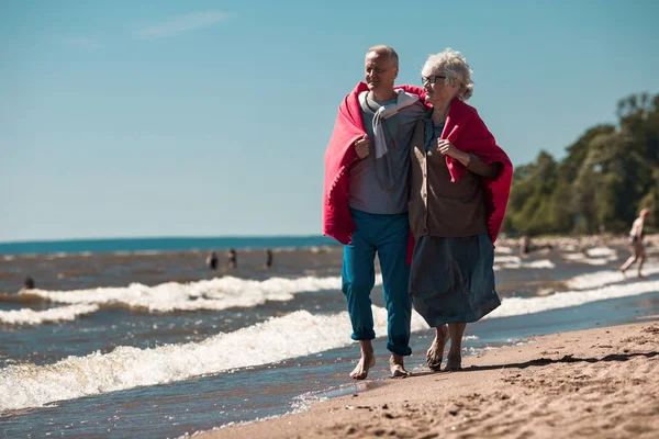 Lyckliga Senior Paret Med Crimson Pläd Sina Axlar Som Kylning — Stockfoto