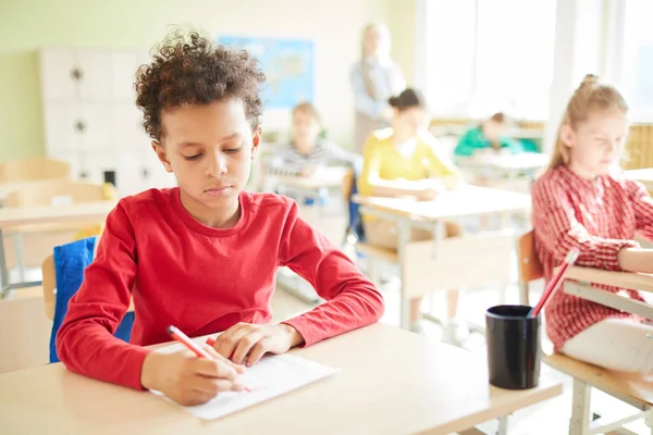 Colegial Serio Con Peinado Afro Sentado Mesa Marcando Respuesta Blanco — Foto de Stock