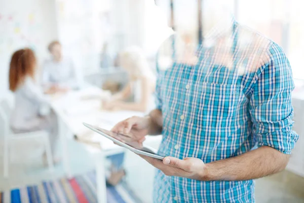 Hedendaagse Zakenman Met Tablet Browsen Het Net Werkomgeving — Stockfoto