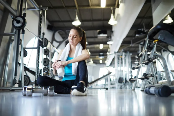 Jeune Femme Forme Assise Sur Sol Après Entraînement Avoir Peu — Photo