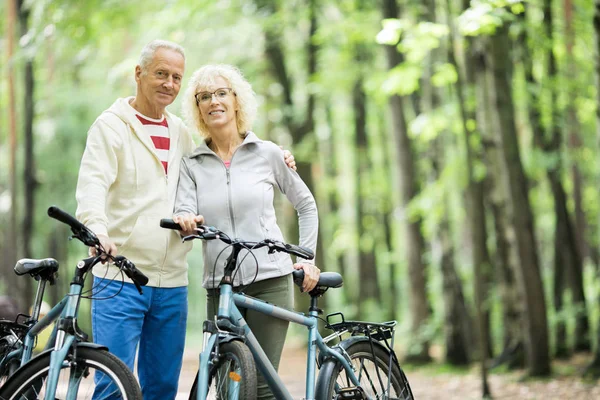 Felice Anziani Attivi Con Biciclette Godendo Fine Settimana Estivo Nella — Foto Stock