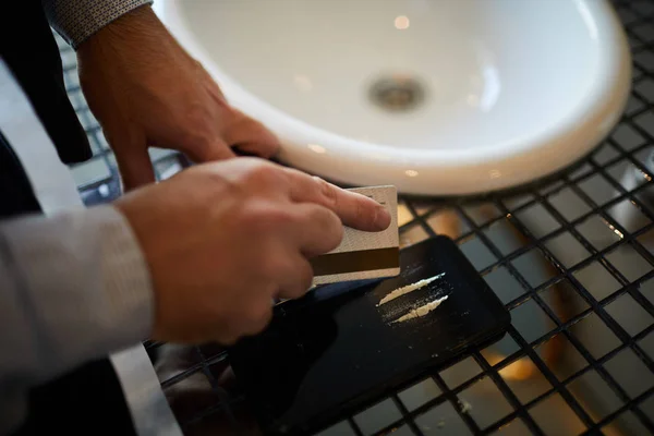 Empresário Fazendo Duas Linhas Cocaína Com Cartão Crédito Tela Touchpad — Fotografia de Stock