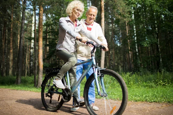 Femme Blonde Âgée Vélo Dans Forêt Pendant Que Son Mari — Photo