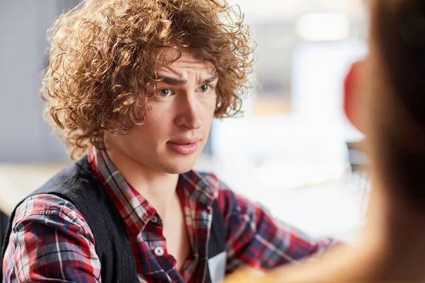 Ung Affärsman Med Lockigt Hår Pratar Med Sin Kollega Vid — Stockfoto