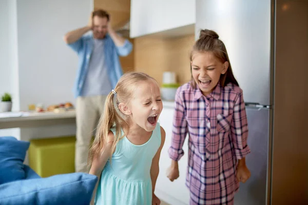 Zwei Süße Mädchen Schreien Laut Während Ihres Heimspiels Vor Dem — Stockfoto