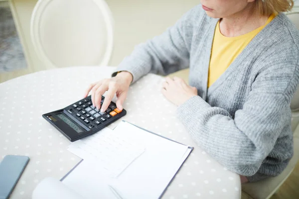 Seniorin Sitzt Tisch Arbeitet Mit Papieren Und Macht Berechnungen — Stockfoto