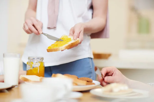 Reçel Ile Ekmek Tost Yapan Tanınmaz Bir Kadının Yakın Çekim — Stok fotoğraf