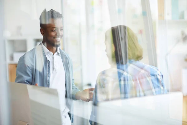 Två Unga Specialister Med Diskussion Nya Fungerande Idéer Och Strategier — Stockfoto