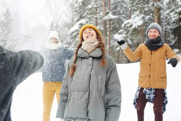 Fröhliche Junge Freundinnen Werfen Schneebälle Auf Unbeschwertes Mädchen Winterpark Lächelndes — Stockfoto