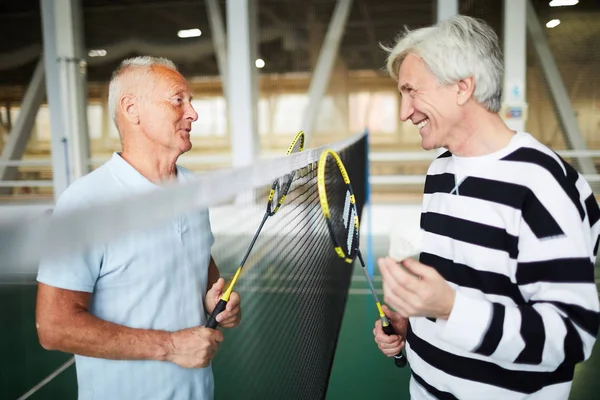 Två Vänliga Senior Badmintonspelare Fritidskläder Med Racketar Som Står Nätet — Stockfoto