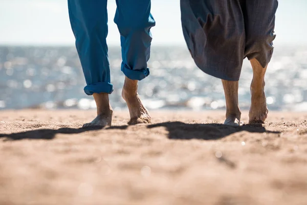 Nakna Foten Äldre Par Tar Promenad Sandstrand Solig Dag — Stockfoto