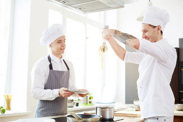 Joven Cocinero Alegre Sosteniendo Plato Esperando Espaguetis Cocidos Mientras Chef —  Fotos de Stock