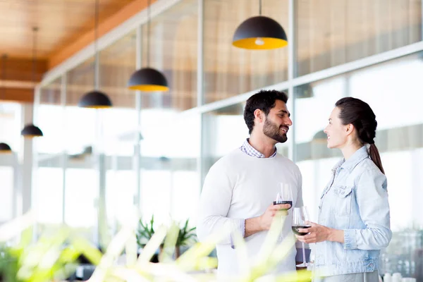 Feliz Pareja Joven Con Vino Tinto Animándose Mientras Miran Restaurante — Foto de Stock