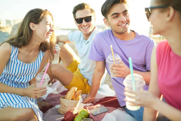 Eines Der Mädchen Lacht Während Sie Beim Picknick Einem Sommertag — Stockfoto