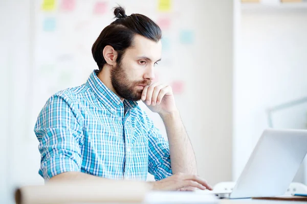 Jonge Serieuze Ontwerper Analist Concentreert Zich Het Netwerk Kijkt Door — Stockfoto