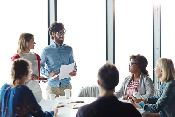 Dos Ponentes Elaboran Informes Para Sus Colegas Responden Sus Preguntas — Foto de Stock