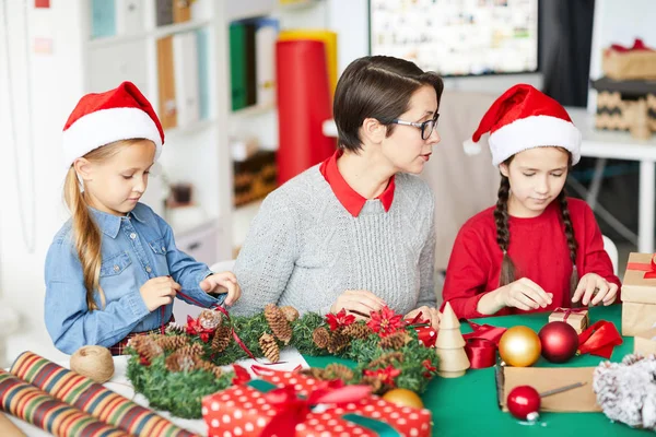 Giovane Donna Due Bambine Berretti Natale Preparare Regali Decorazioni — Foto Stock