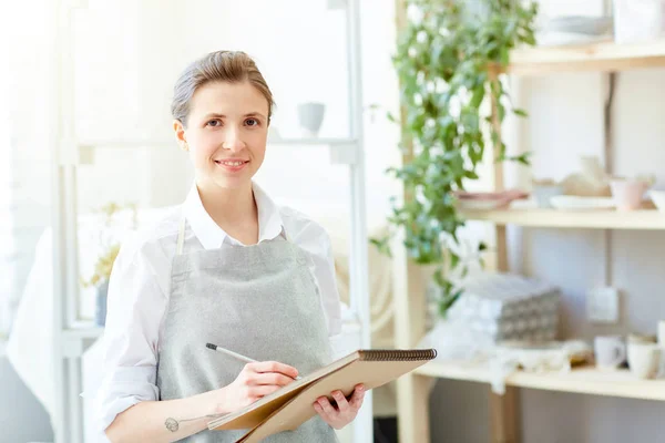 Ung Kreativ Kvinna Förkläde Skissa Anteckningsblock Sin Workshop — Stockfoto