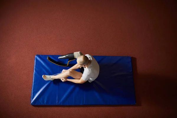 Übersicht Junger Paralympischer Teilnehmer Mit Künstlichem Rechten Bein Auf Blauer — Stockfoto