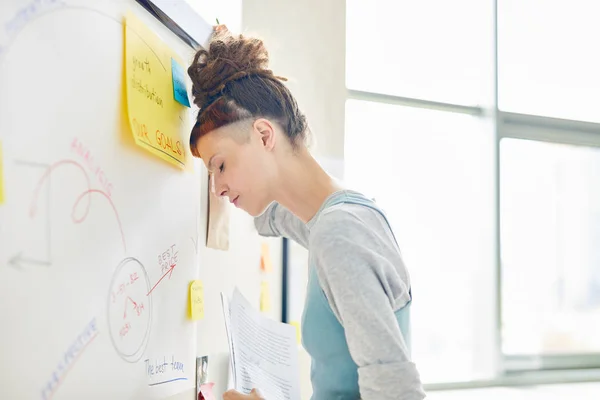 Stressad Flicka Casualwear Stående Whiteboard Med Huvudet Mot Lista Över — Stockfoto