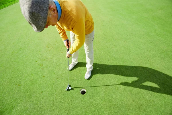 Visão Geral Homem Sênior Gramado Verde Concentrando Bater Bola Golfe — Fotografia de Stock