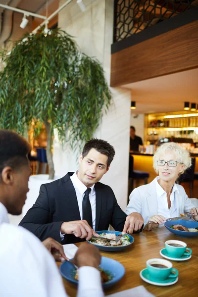 Grupp Affärskollegor Har Ett Affärssamtal Lunchen Restaurang Sitter Och Äter — Stockfoto