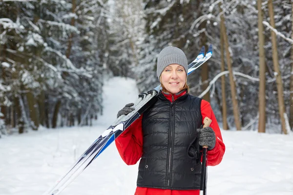 Active Aged Female Skiing Equipment Going Have Ski Training Winter — Stock Photo, Image