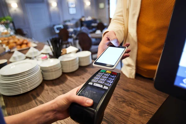 Gästerna Café Betalar Med Hjälp Smartphone Och Samtidigt Hålla Den — Stockfoto