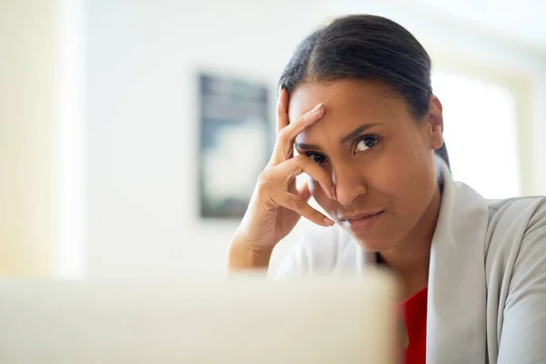 Young Businesswoman Looking Camera While Sitting Her Hand Face — ストック写真