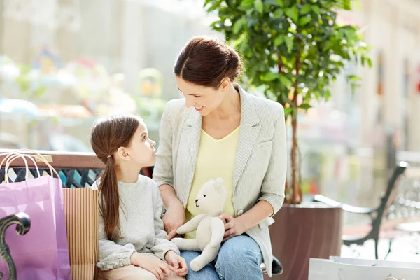 Junge Mutter Gespräch Mit Süßer Tochter Beim Gemeinsamen Spielen Der — Stockfoto