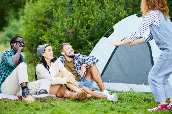 Grupp Unga Vänner Skrattar Medan Tittar Dem Fritid Spel Lägret — Stockfoto