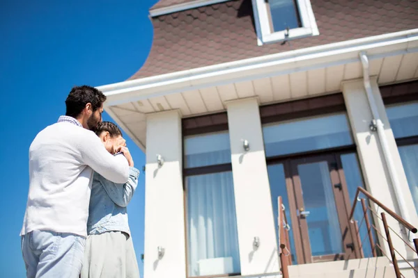 Unga Ägare Nya Hus Som Står Vid Sin Egendom Solig — Stockfoto