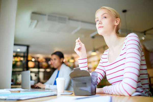 Νεαρή Επιχειρηματίας Γευματίζει Στην Καφετέρια Κάθεται Μπροστά Στο Παράθυρο Και — Φωτογραφία Αρχείου
