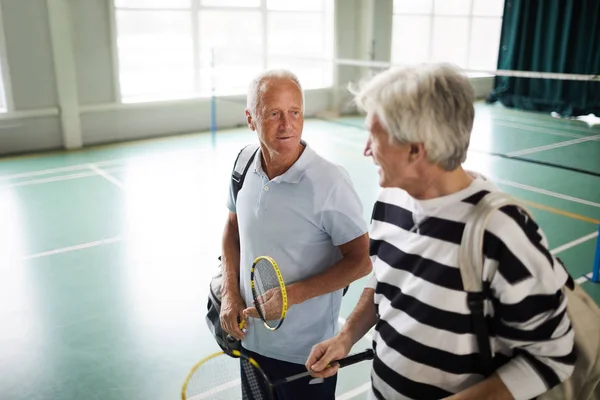 Åldern Aktiva Vänliga Badmintonspelare Diskuterar Detaljer Det Sista Spelet Medan — Stockfoto